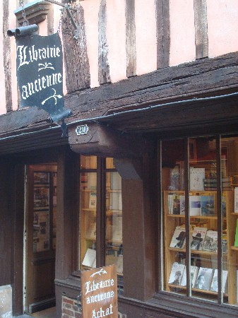 Présente depuis 2004 à Pont-Audemer, la librairie ancienne 'le Temps Retrouvé', nichée dans un rue piétonne typique de la 'Venise Normande', vous accueille tous les jours, dimanche et jours fériés, dans une maison du XVième siècle, parmi les plus anciennes de la ville.